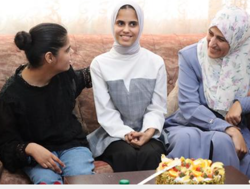 مديرة تنمية عجلون تكرم طالبة من ذوي الاحتياجات الخاصة نجحت في التوجيهي