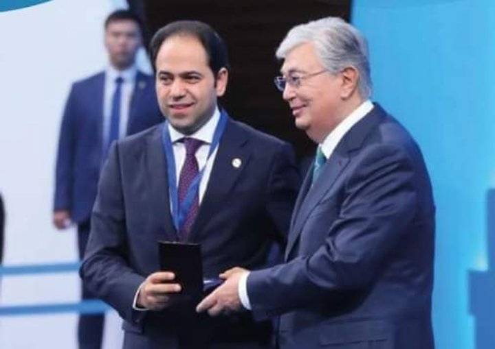 الرئيس الكازاخي يكرِّم الأمين العام لمجلس حكماء المسلمين ويمنحه وسام أستانا