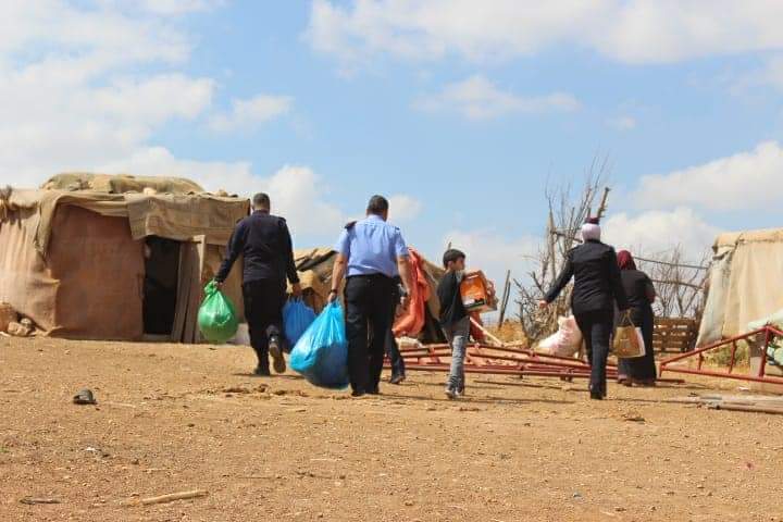 الشرطة المجتمعية تُفاجىء طالبة مدرسة بتوفير مايلزمها للعام الدراسي الجديد ...صور 