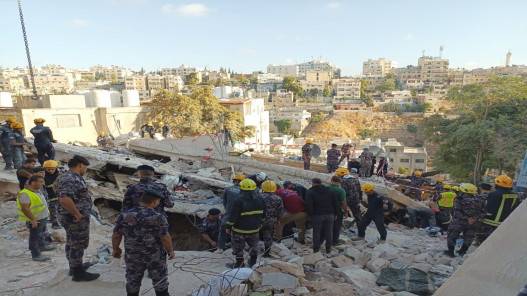 توسيع أعمال البحث عن محاصرين تحت أنقاض المبنى السكني المنهار في اللويبدة