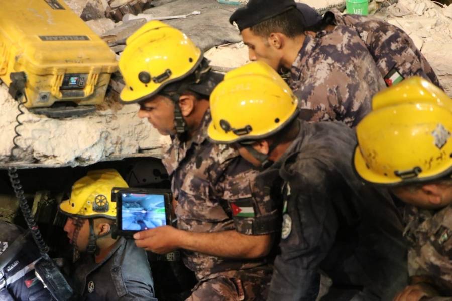 عاجل ...إخلاء جثة عاشرة  من تحت الانقاض عمارة اللويبدة