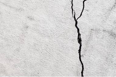 الأغوار الشمالية: إخلاء بناية سكنية اثر انهيار سقف إحدى الغرف