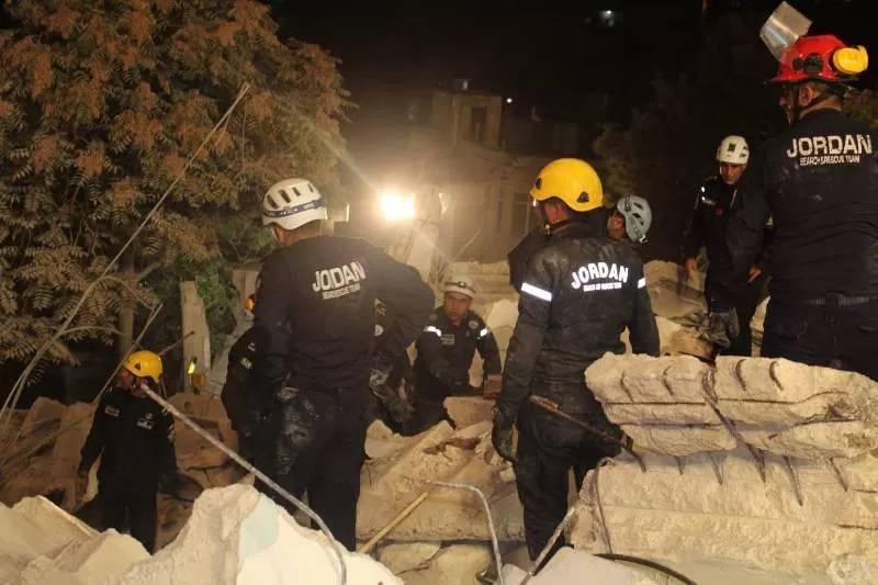 “الأمن” ينفي إنزال أسطوانة أكسجين إلى تحت أنقاض عمارة اللويبدة