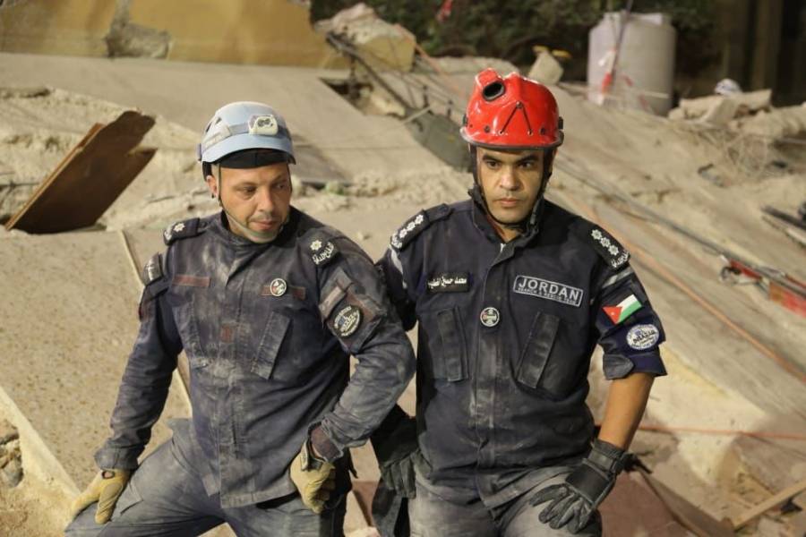 عاجل ..الأمن العام :  فرق الإنقاذ تتمكن الآن من إخلاء جثة ثالثة اليوم من تحت الأنقاض