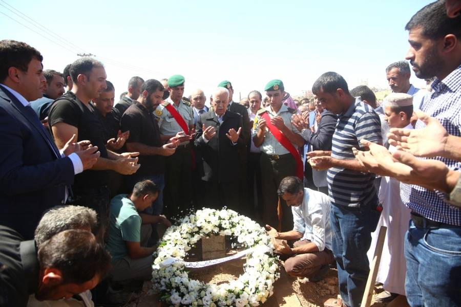 مندوبًا عن الملك...العيسوي يشارك بتشييع جثمان الشاب ماهر نجل الفريق المتقاعد جمال الشوابكة...صور وفيديو