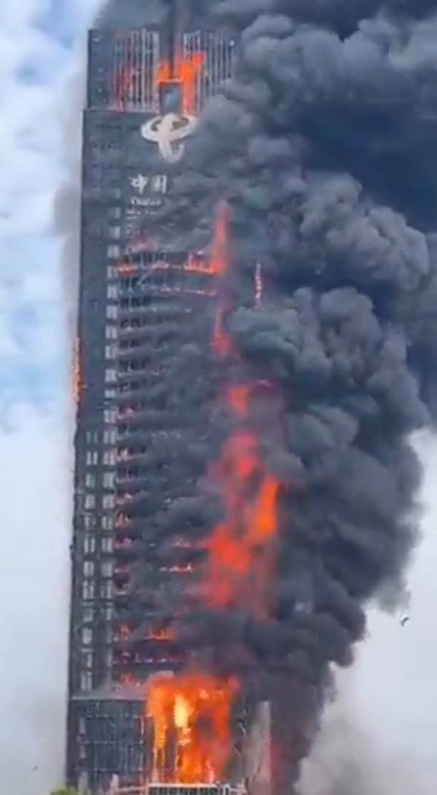 ناطحة سحاب صينية تحترق...صور وفيديو 