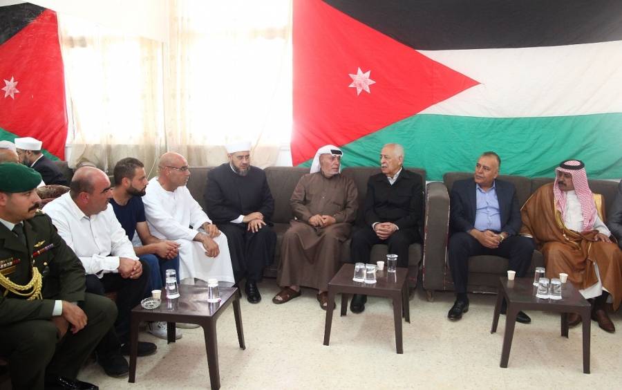 مندوبًا عن الملك ..العيسوي يقدم واجب العزاء لذوي  المرحومة ايمان زياد هاني..صور