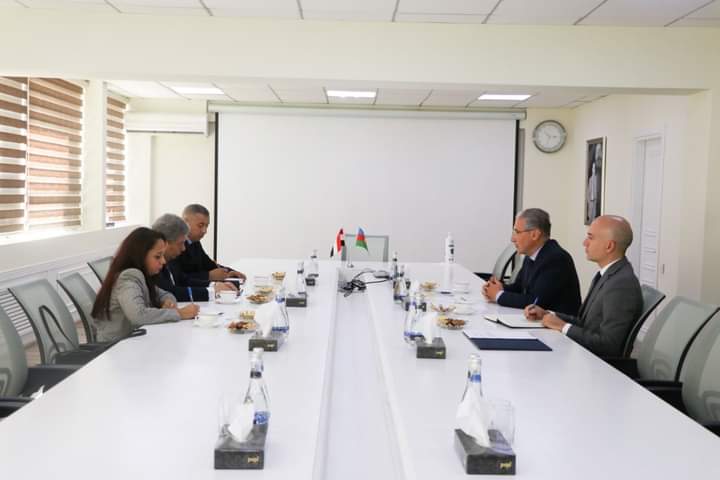 لقاء السفير المصري لدى أذربيجان مع وزير البيئة والموارد الطبيعية الأذربيجاني