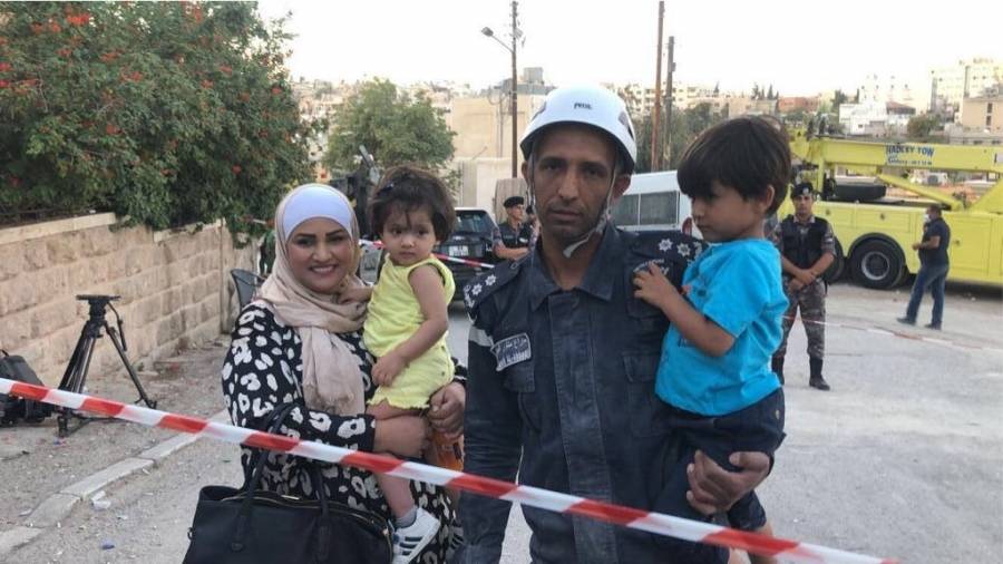 أحد رجال الإنقاذ.. استفقدته عائلته فحضرت لمكان الحدث