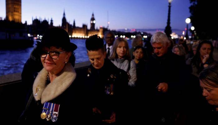 شاب يعتدي جنسيا على نساء في طابور توديع نعش الملكة إليزابيث