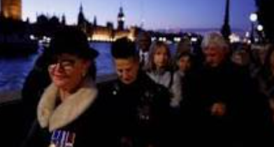 الحكومة البريطانية تحث الناس على عدم السفر للانضمام إلى طابور توديع الملكة