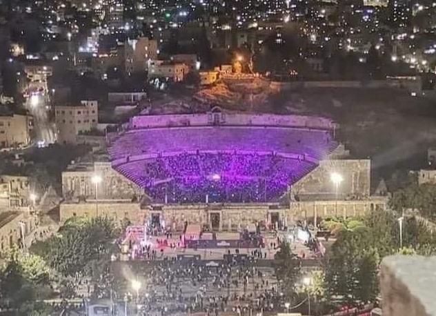 منظمو حفل المدرج الروماني: وقفنا دقيقة صمت على أرواح شهداء اللويبده