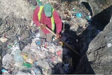 حملة نظافة وصيانة لعبارات تصريف المياه في الزرقاء