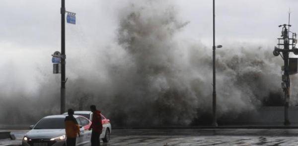 إعصار يجتاح جزيرة يابانية ويقترب من كوريا الجنوبية