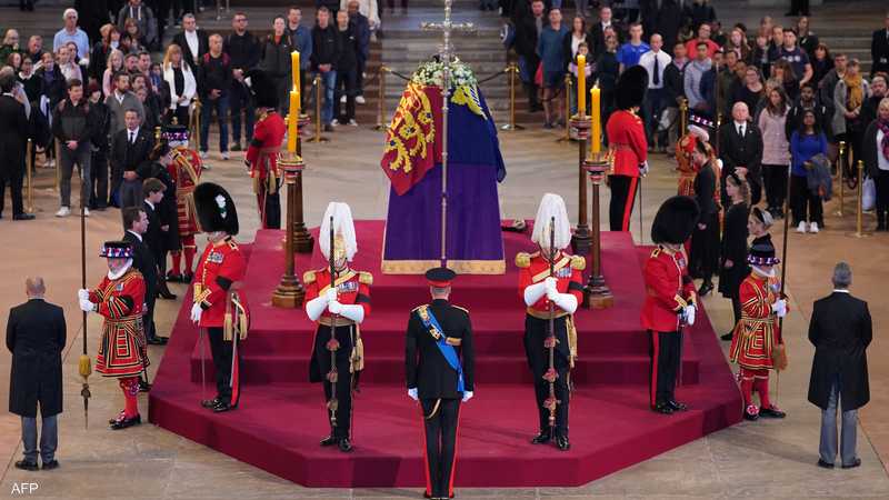 أحفاد ملكة بريطانيا يودعونها بوقفة الـ15 دقيقة