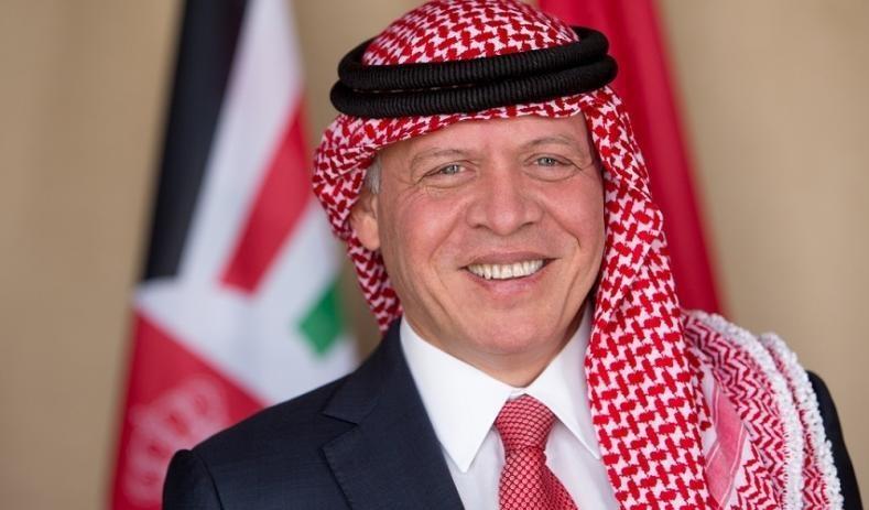 الملك والملكة وولي العهد يصلون إلى قصر باكنغهام