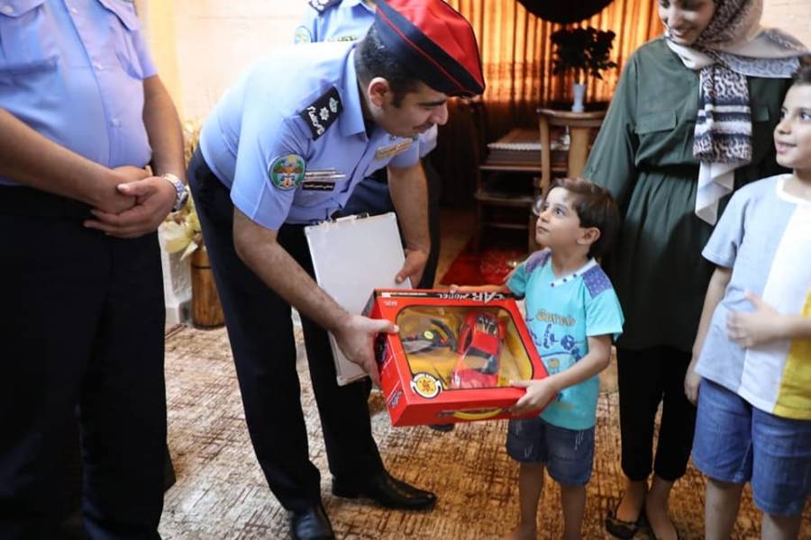 الامن العام .. يقدم سيارة لطفل فقد لعبته باللويبدة  صور
