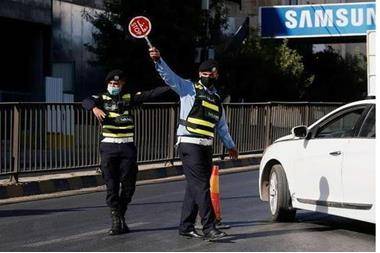 ضبط باص حمّل 30 طالباً زيادة عن الحد المقرر في عمّان