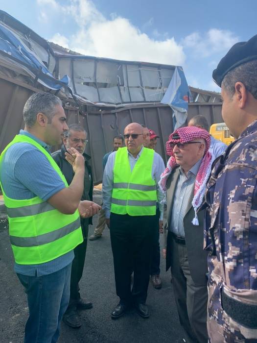 بإشراف من وزير الأشغال.. إعادة فتح مسرب من طريق المطار والعمل جار على فتح الاخر