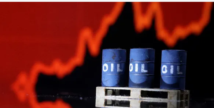 الدولار القوي يبدد مكاسب النفط وسط عودة مخاوف الطلب