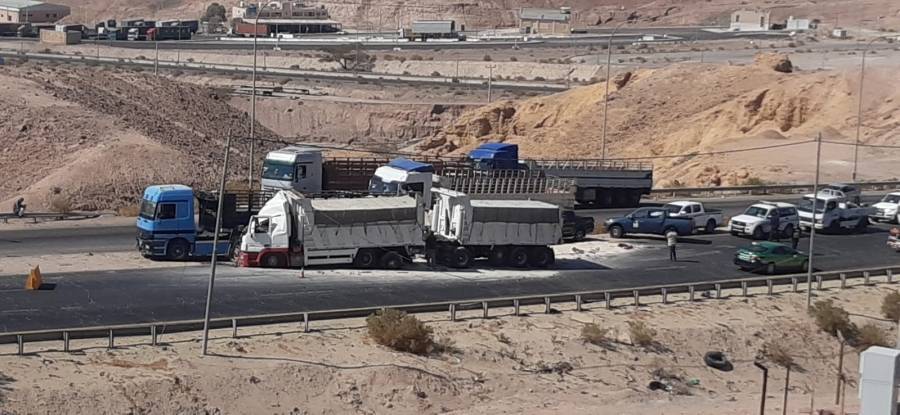 الاشغال تعيد فتح طريق العقبة الخلفي بعد ازالة مخلفات حادث سير... صور 