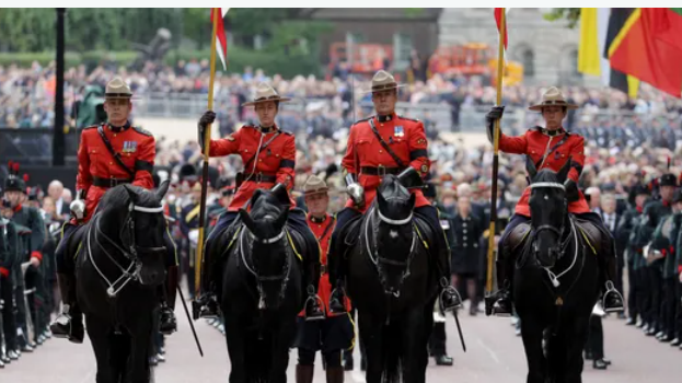 خلال رحلتها الأخيرة.. الصمت والهيبة رافقا الملكة إليزابيث