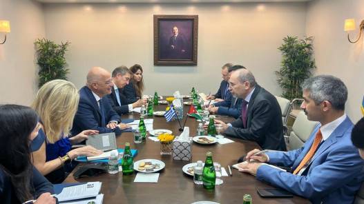 وزير الخارجية يبحث مع نظيره اليوناني توسعة آفاق التعاون الثنائي