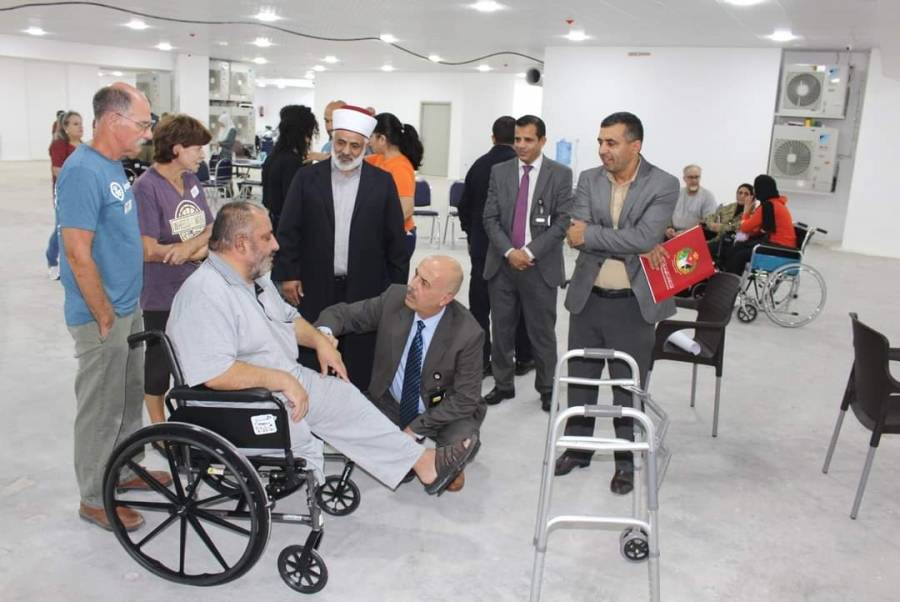 توزيع كراسي متحركة ومعينات حركية على المصابين العسكريين في الزرقاء ...صور 