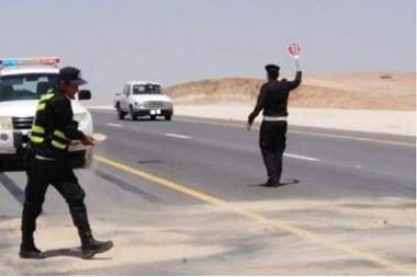 ضبط سائق ديانا لتحميله 45 راكباً بالصندوق الخلفي للمركبة