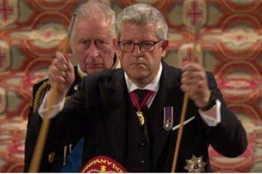 خلال الوداع الأخير.. سر كسر العصا فوق نعش إليزابيث