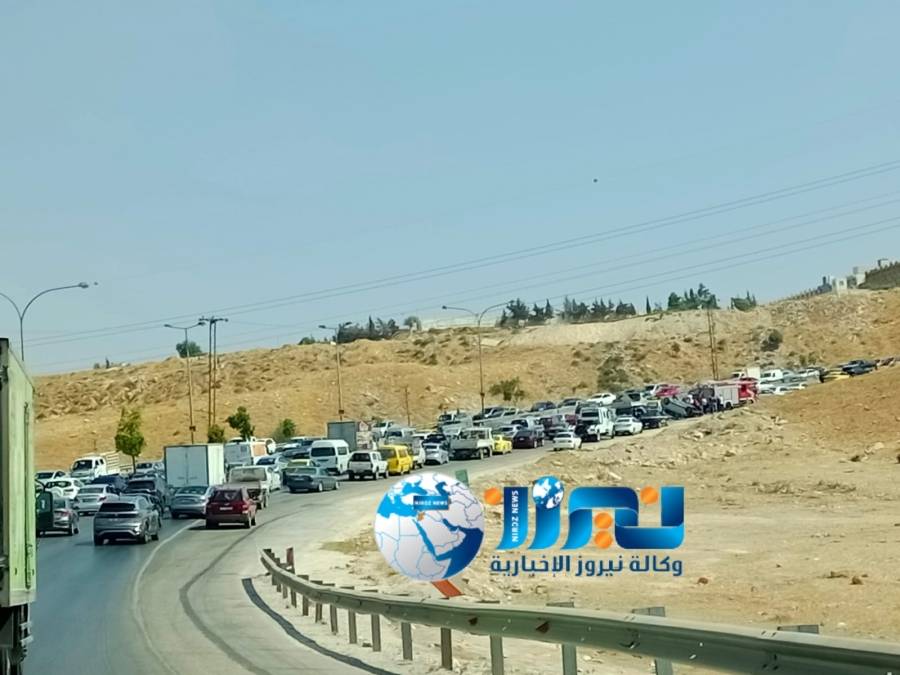 أزمة سير خانقة بسبب انقلاب مركبة..صور