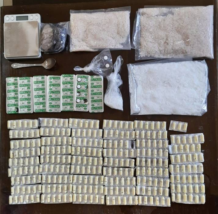 مكافحة المخدرات تضبط 100 الف حبة مخدرة وتلقي القبض على سبعة أشخاص ...صور 