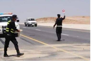 الدوريات الخارجية: إعاقات مرورية يومية بسبب عدم تثبيت حمولات مركبات الشحن