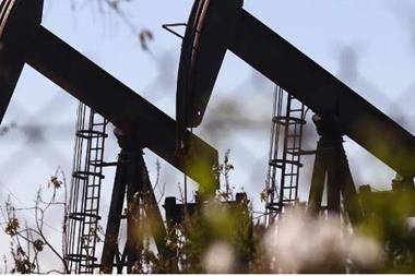 أسعار النفط تتراجع في انتظار قرار رفع الفائدة الأميركية