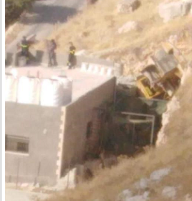 انقلاب جرافة على منزل في محافظة البلقاء  صورة