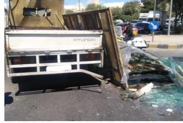 سقوط حمولة زجاج من مركبة في عمان