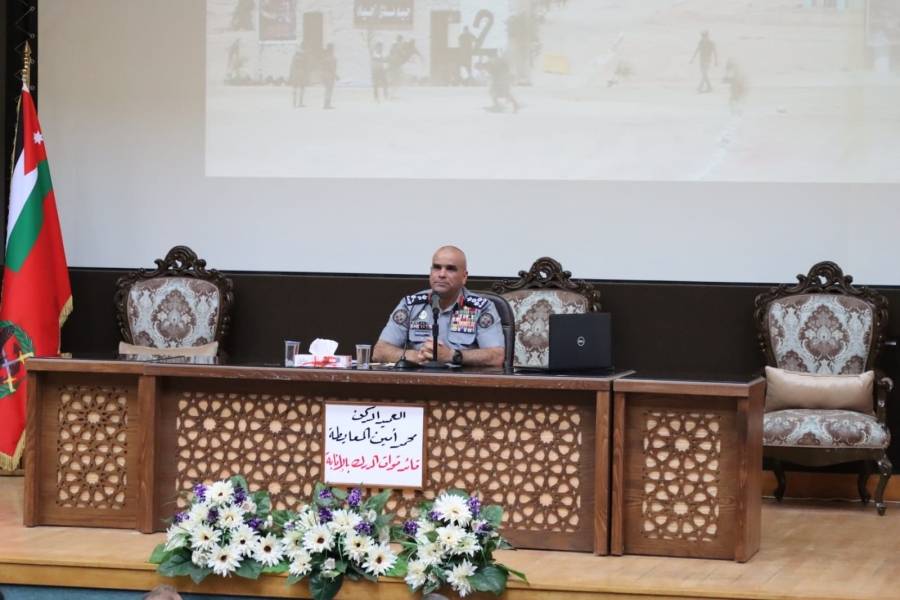 قائد قوات الدرك يحاضر في كلية القيادة والأركان الملكية