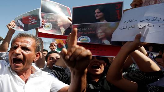 الرئيس الإيراني: يتعين مواجهة الاحتجاجات بحزم