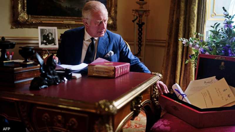 عقب ظهوره بمكتب ملك بريطانيا.. ما قصة الصندوق الأحمر؟