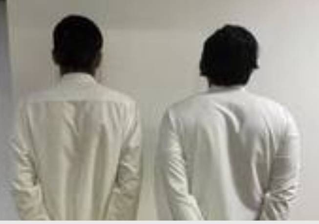 القبض على شخصين لاعتدائهما على فتاة في أحد الأماكن العامة في السعودية