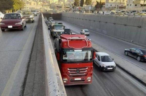 ازدحامات مرورية خانقة إثر تصادم 11 مركبة في 3 مواقع