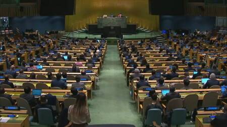 دبلوماسي عراقي ينشغل عن أعمال الجمعية العامة للأمم المتحدة بمتابعة مباراة كرة قدم... صور 