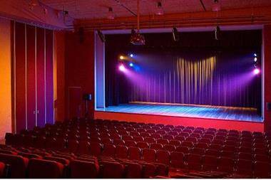 الزرقاء: عرض مسرحية عراقية