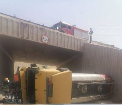 سقوط صهريج من أعلى جسر بحادث تصادم على شارع الـ100