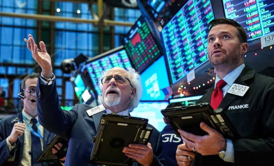 أسبوع عاصف.. المستثمرون يلملمون الجراح ويتأهبون لفوضى في الأسواق العالمية