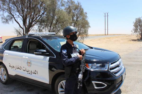 ضبط مركبة صغيرة محملة بحاوية