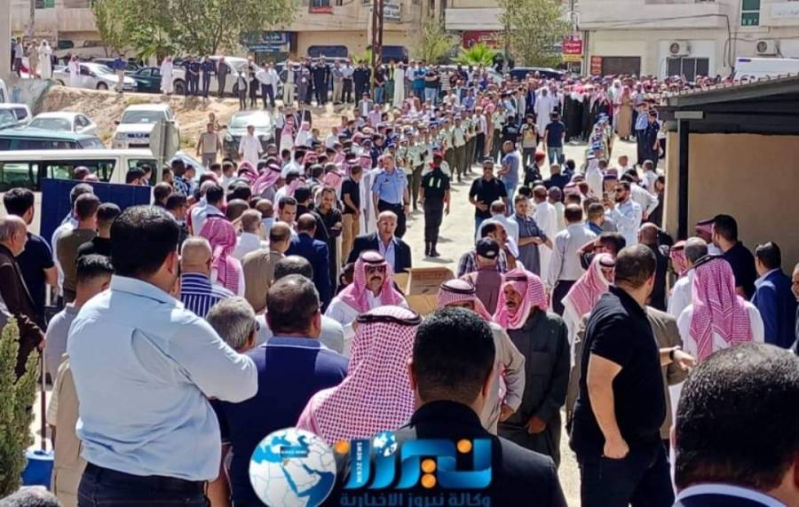 القوات المسلحة و قبيلة بني صخر تشيعان جثمان المرحوم اللواء المتقاعد عبد الرزاق فهد الخريشا..صور وفيديو 