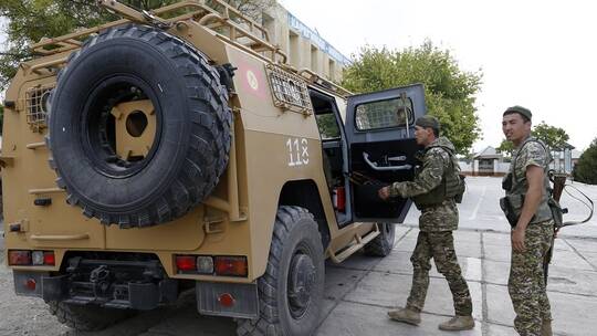 قرغيزستان وطاجيكستان تتفقان على سحب المعدات الثقيلة من الحدود