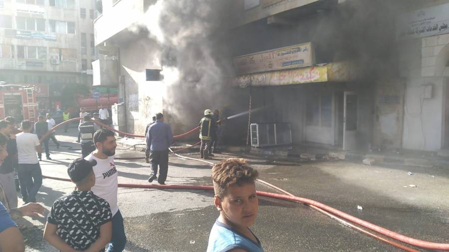 عاجل ..حريق كبير يأتي محتويات محل تجاري وسط عجلون ..صور