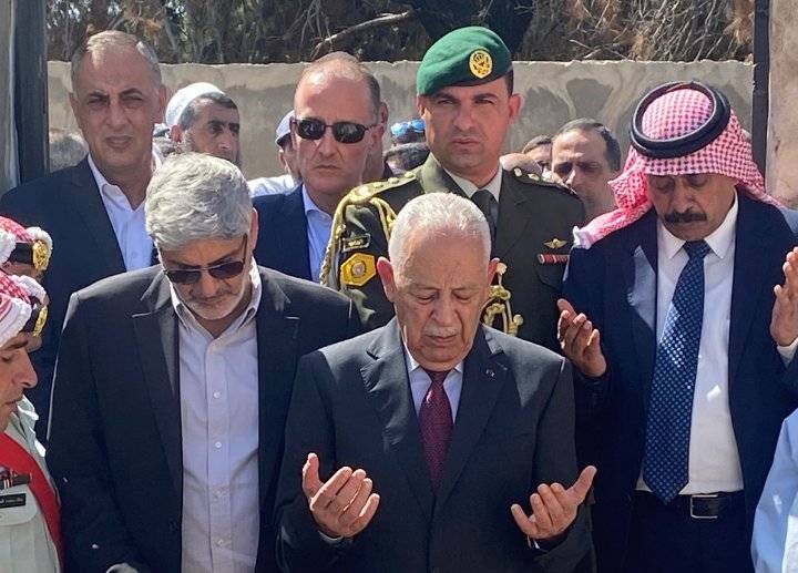 مندوبا عن الملك، العيسوي يشارك في تشييع جثمان الآنسة زينه شقيقة زيد الرفاعي